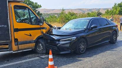 Facia çok ucuz atlatıldı! Otomobil ile kamyonet kafa kafaya çarpıştı: 2’si çocuk 6 yaralı