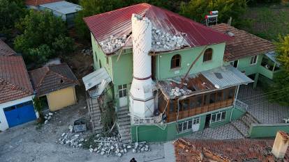 6.1 büyüklüğündeki depremde caminin minaresi yıkıldı