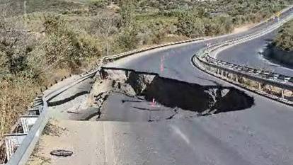 Tarlada kazı yapıldı, karayolu çöktü: Yol trafiğe kapatıldı