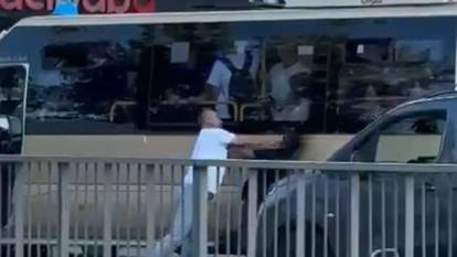Trafik magandası! Yola aniden çıkan minibüs şoförü kendisine korna çalan sürücüye tekme tokat saldırdı