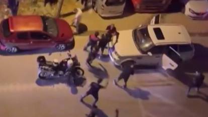 Esenyurt'ta dur ihtarına uymadı: Polise saldırdılar!