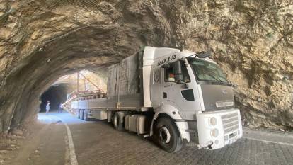Tarihi Taş Yolu'ndaki tünele bir TIR sıkıştı: Yol ulaşıma kapandı
