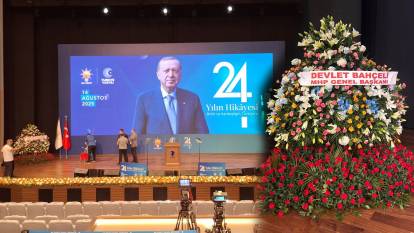 1071 kırmızı gül, 24 mavi gül ve orkide: Bahçeli'den AK Parti'nin kuruluş yıl dönümü etkinliğine özel çiçek