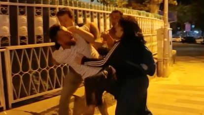 Erkek arkadaşından çığlık çığlığa kaçtı: Sevgilisini tokatladı, polis korumasına alınırken aşkım diye seslendi