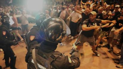 Sırbistan savaş alanına döndü! Hükümet destekçileri ve protestocular çatıştı