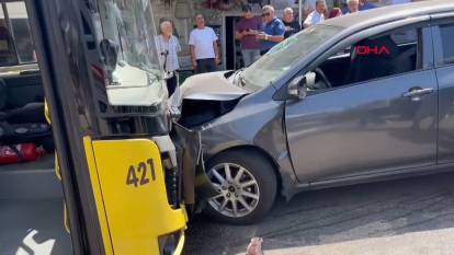 Halk otobüsü ile otomobil kafa kafaya çarpıştı: 1'i çocuk 5 kişi yaralandı