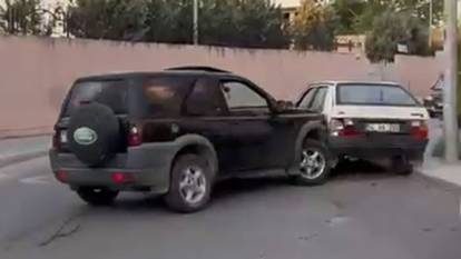 Kocasıyla kavga eden kadın çıldırdı! Cipiyle eşinin aracını böyle paramparça etti
