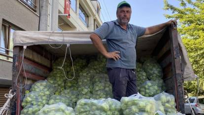 Çiftçi maliyetlerden ötürü satamadı: 5 ton dolma biberini ücretsiz dağıttı!