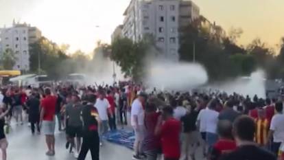Göztepe - Fenerbahçe maçı öncesi İzmir sokakları karıştı: Polis TOMA ile müdahale etti!