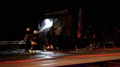 Samsun’da korku dolu anlar: TIR'da yangın çıktı, alevler ağaçlara sıçradı!