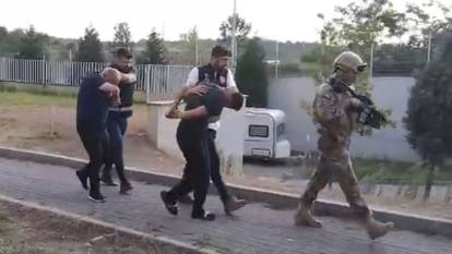 Rozet, kimlik, forslu kart, silah ve mühimmat… Sahte polislere gerçek polislerden şafak baskını
