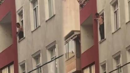 Ailesini rehin aldı: Polis gelince kendini camdan attı!