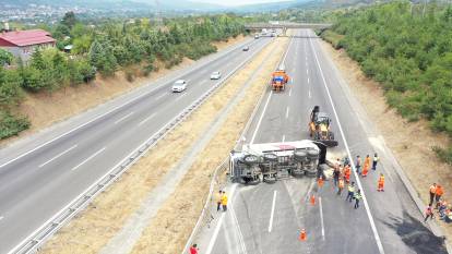 Asfalt yüklü kamyon devrildi! İstanbul yönü ulaşıma kapandı