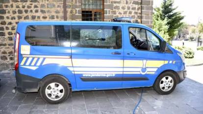 Siverek'te jandarma aracına silahlı saldırı: İki kuzen yaralandı
