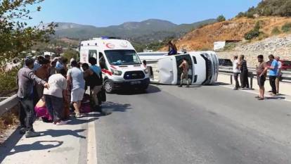 Aydın'da turistleri taşıyan midibüs devrildi: Araçta sıkışan yaralılar var!