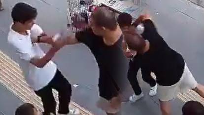 Broşür dağıtan çocuğa yumruklu saldırı: O anlar anbean kamerada!