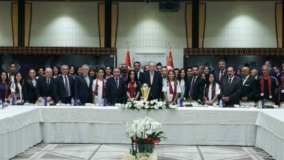 Cumhurbaşkanı Erdoğan Yüksekovaspor Kadın Futbol Takımı'nı kabul etti
