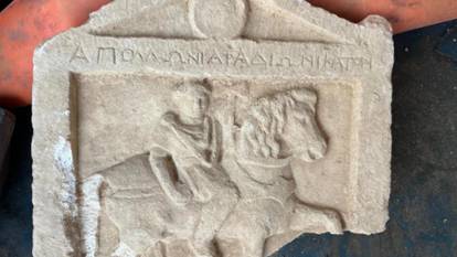 Denizli'de antik döneme ait 'Apollon'un Oğlu Asker' figürlü taş levha bulundu
