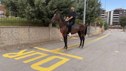 Direksiyon sınavı heyecanını yenmek için parkuru atla tamamladı!