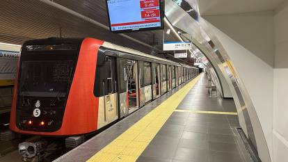 Metro hattında teknik arıza: Duraklarda yoğunluk oluştu