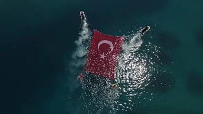 Beach of Lagoon’da 30 Ağustos coşkusu: Bayrak gösterisi denizden gökyüzüne taşındı
