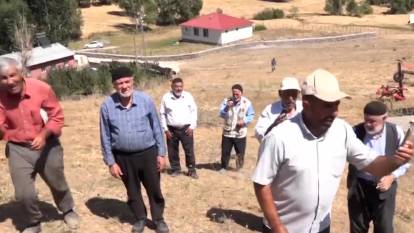 Muş'un Varto ilçesi Çayıryolu köyünde şebeke krizi: "Alo demek için tepeye çıkıyoruz"