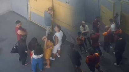 Karaborsacılar iş başında: Tahliye kapısından seyircileri soktular!