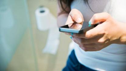 Uzmanlar uyarıyor: Tuvalete telefonla girmeyin! Sandığınız daha ciddi sağlık sorunlarına neden olabilir