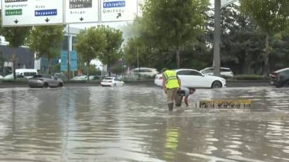 Ankara sağanak yağışa teslim: Yollar göle döndü, araçlar su içinde kaldı!