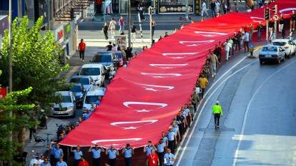 İzmir'de Zafer Yürüyüşü! 350 metrelik dev Türk bayrağının altında tek yürek oldular