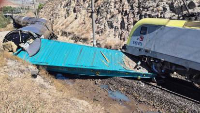 Malatya'da iki yük treni kafa kafaya çarpıştı: 1 makinist yaralandı