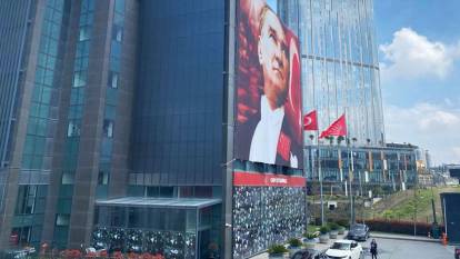 Özgür Özel Sarıyer'deki CHP binasında!