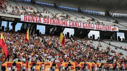 Galatasaray tribünlerinden Filistin mesajı: Dünya soykırımı canlı izliyor!