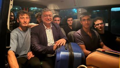 Rektörden duygulandıran hareket! Üniversitenin yeni öğrencilerini otogarda karşıladı