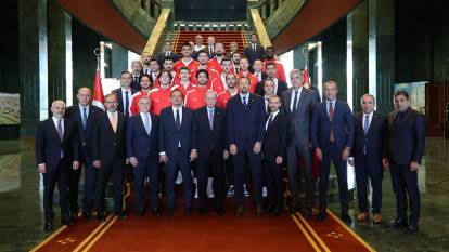 Cumhurbaşkanı Erdoğan, EuroBasket'te 2'nci olan A Milli Erkek Basketbol Takımını kabul etti!
