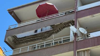 Güngören'de facianın eşiğinden dönüldü! 5'inci kattaki dairenin balkonu çöktü