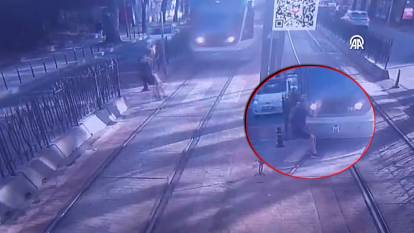 Kabataş'ta tramvay kazası: Yaya sıkıştığı yerden kurtarıldı