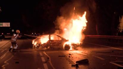 İstanbul'da faciadan dönüldü: TEM'de takla atan otomobili alevler yuttu, 5 kişi yaralandı