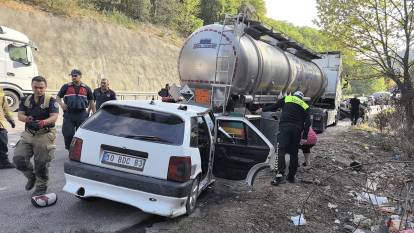 İnegöl’de asit yüklü tankere çarpan otomobilde facia: Aynı aileden biri bebek 5 yaralı
