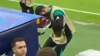 Salah’tan Galatasaray tribünlerine beklenmedik hareket! O anlar kameraya böyle yansıdı