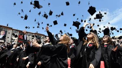 Üniversiteyi artık 3 yılda bitirebileceksiniz: YÖK yeni düzenlemeyi duyurdu!