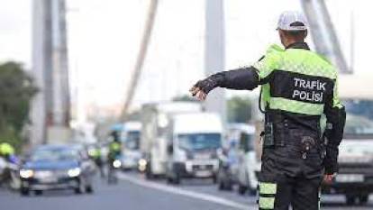 Trafik kanunu sil baştan: Bunları yaparsanız ehliyetiniz iptal olabilir!