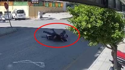 Yolda can pazarı! 2'si çocuk 4 kişinin bindiği motosiklete bir araç çarptı
