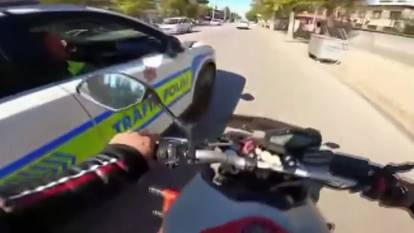 Makas atan, plakasını kapatan trafiği tehlikeye atan motosikletliye polisten müdahale