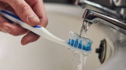 Masum görünüyor ama tehlikeli: Bilime göre asla paylaşmamanız gereken 3 banyo eşyası!