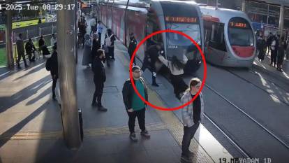 Tramvayı fark etmeyen genç kadını güvenlik görevlisi son anda kurtardı