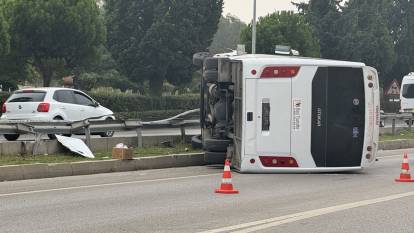 Havalimanı personelini taşıyan servis aracı devrildi: Çok sayıda yaralı var
