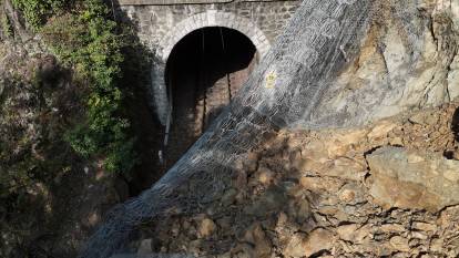 Heyelan nedeniyle tren seferleri durduruldu