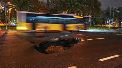 Megaköy İstanbul! Geceden beri süren sağanak sonrası Vatan Caddesi'nde yol çöktü