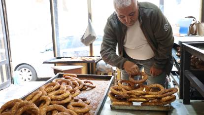 20 yıl boyunca sokakta simit sattı: 49 yaşında göz hastanesine tekniker olarak atandı